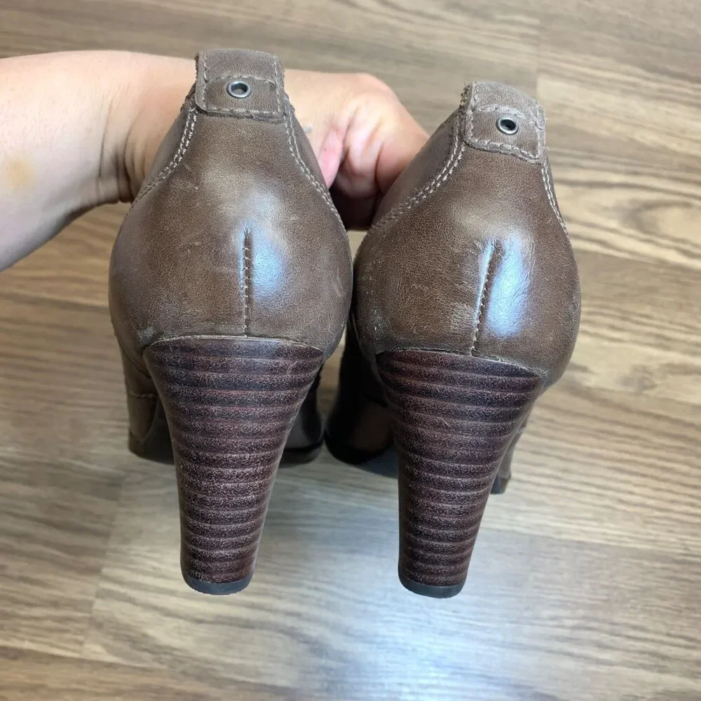 Clarks Artisan Distressed Leather‎ Boots Size 7 M Color Tan Heels Pull On Boots